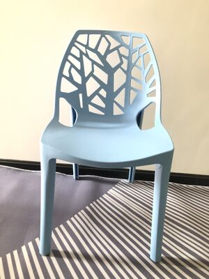 Harga yang pantas Kursi plastik modern yang dapat ditumpuk dengan ukuran kursi 45 H 42 W 40 D cm untuk tempat acara Balai perjamuan dan ruang tunggu on line